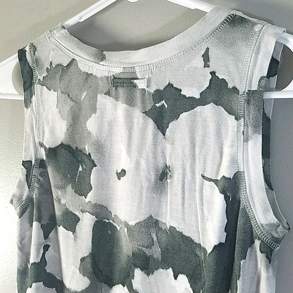 Vera Wang floral tank, size PS - Picture 7 of 7